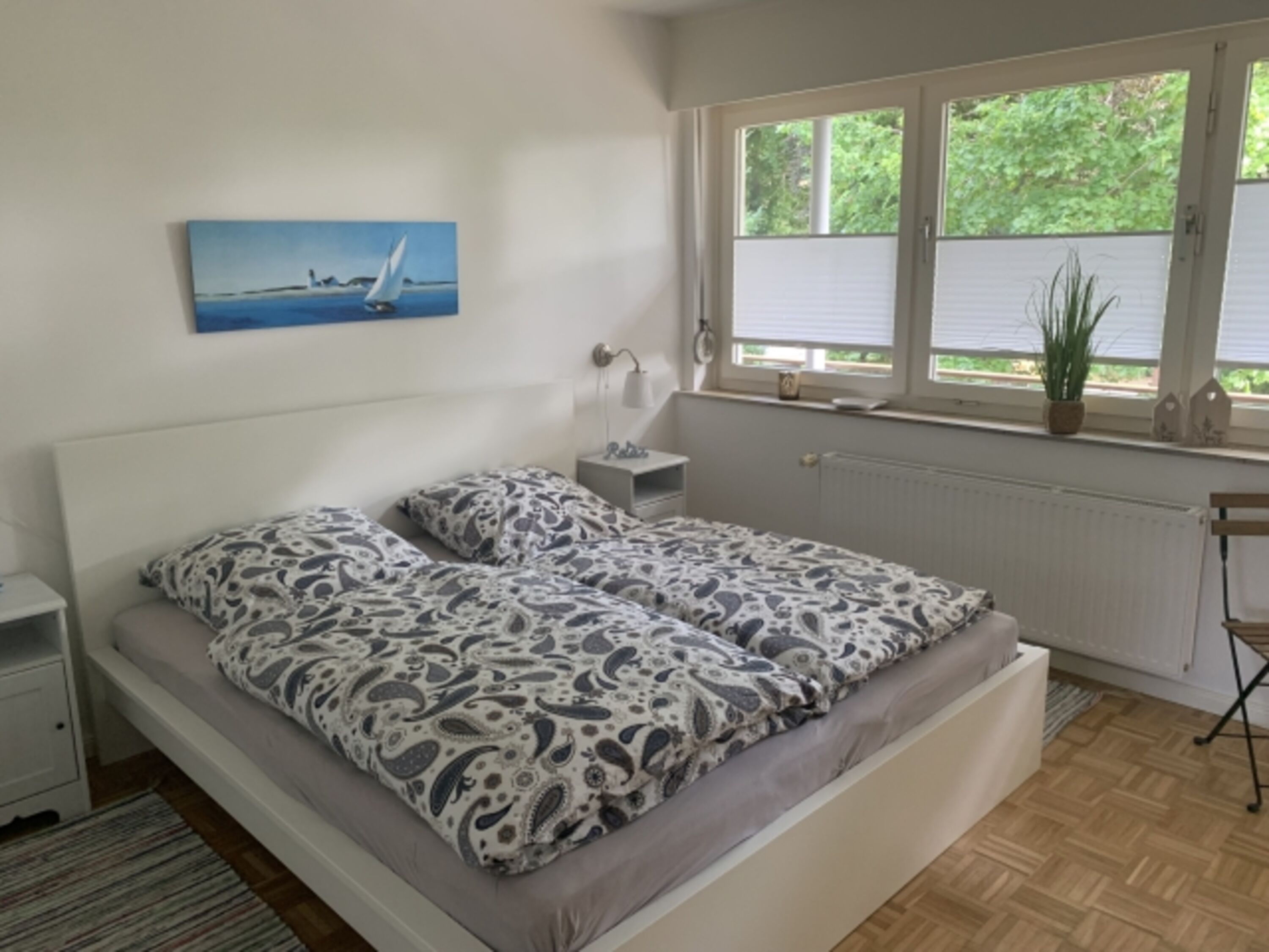 Das Schlafzimmer hat auch einen Balkon.