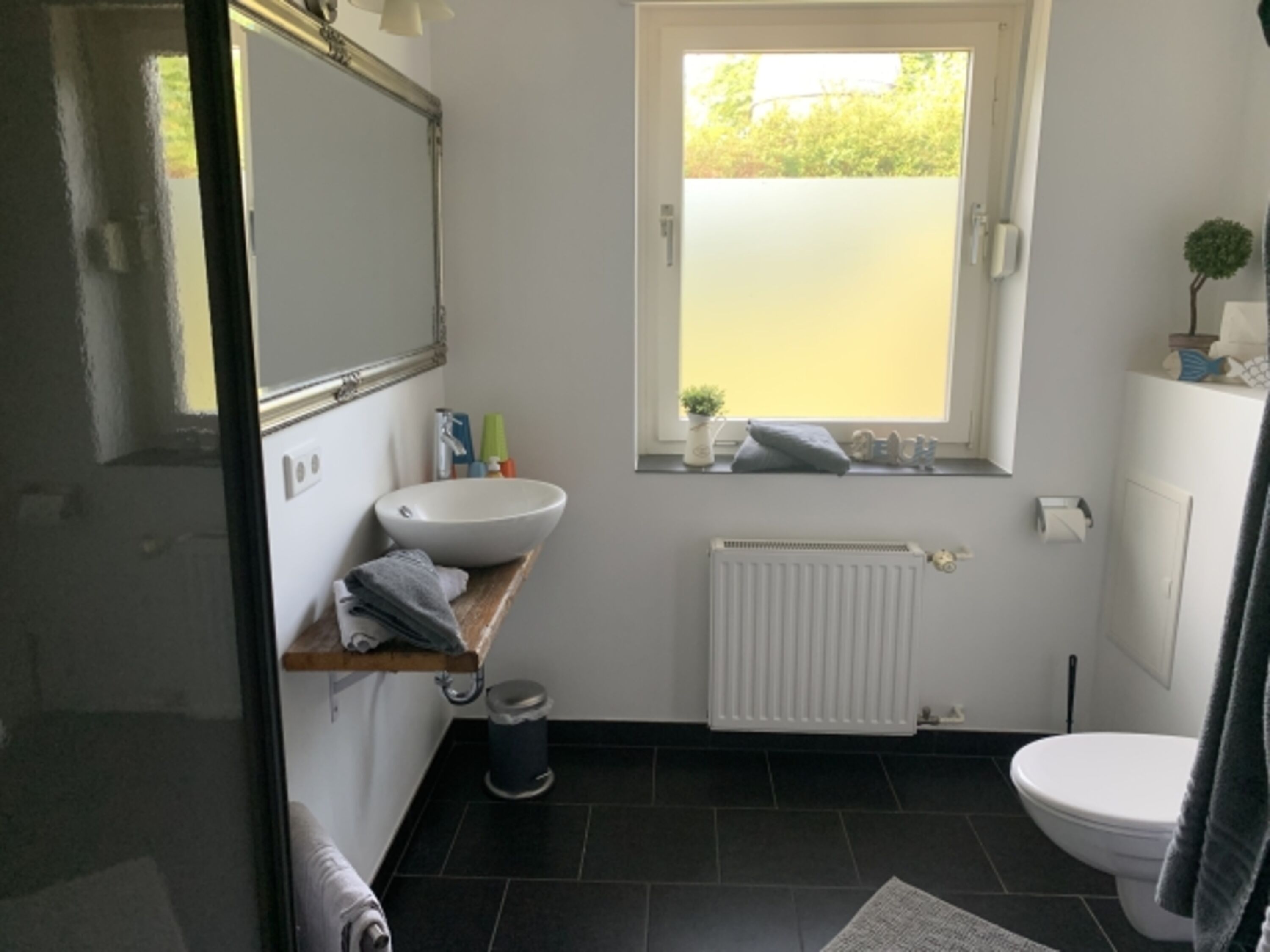 Das Badezimmer mit Tageslicht Fenster