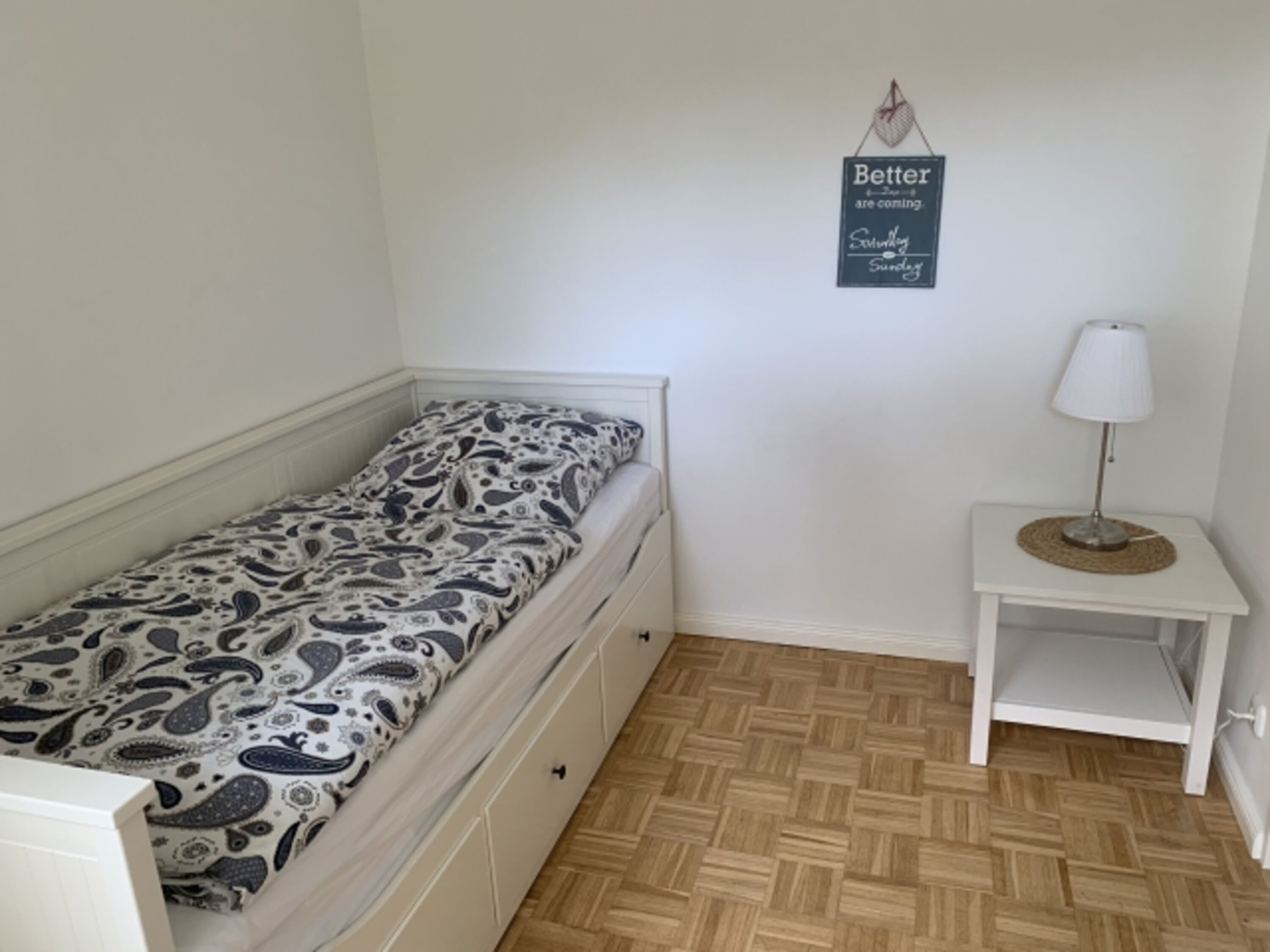 Das Kojenbett kann ausgezogen werden.