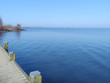 Bademöglichkeit auch für Hunde 15 Minuten zu Fuß am Yachthafen vorbei