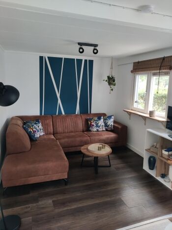 Wohnzimmer mit Ecksofa und Smart TV