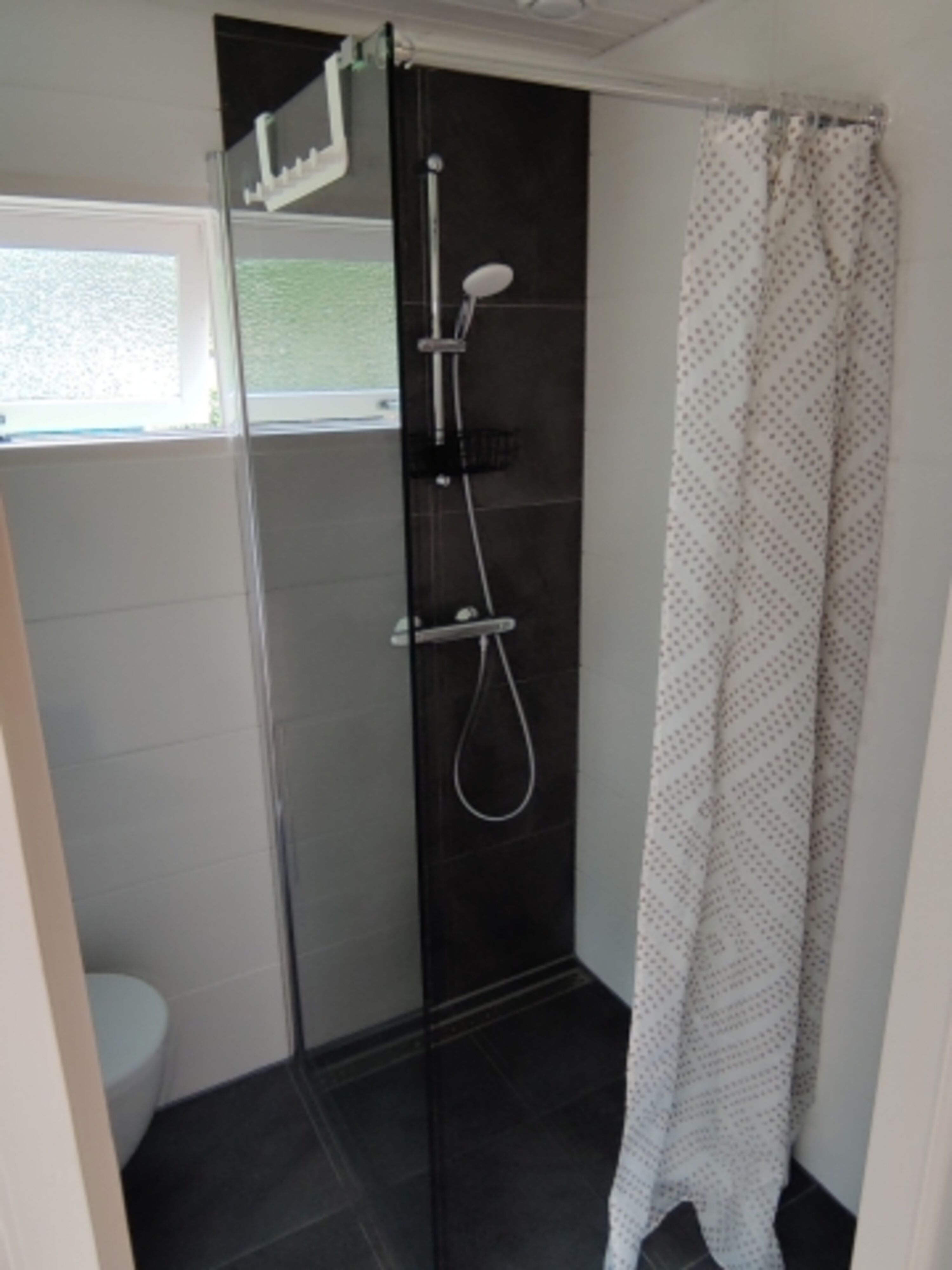 Badezimmer mit begehbarer Dusche