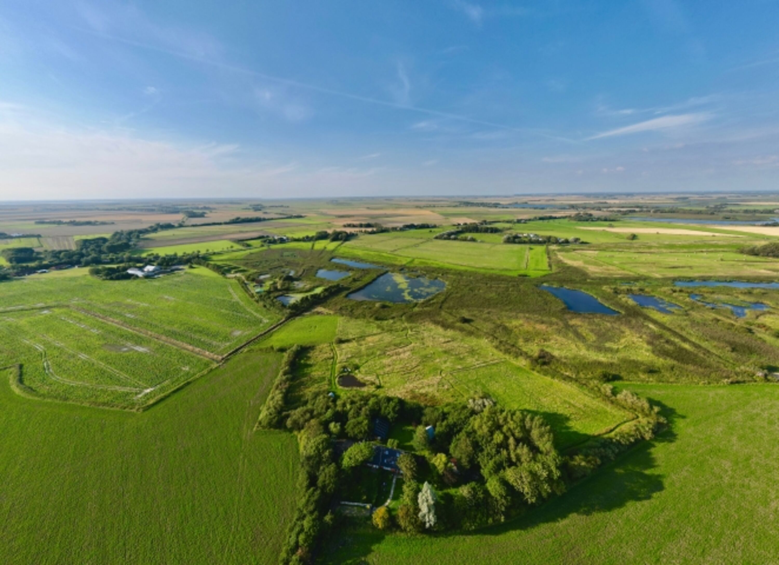 Landhaus mit Land und Seenlandschaft