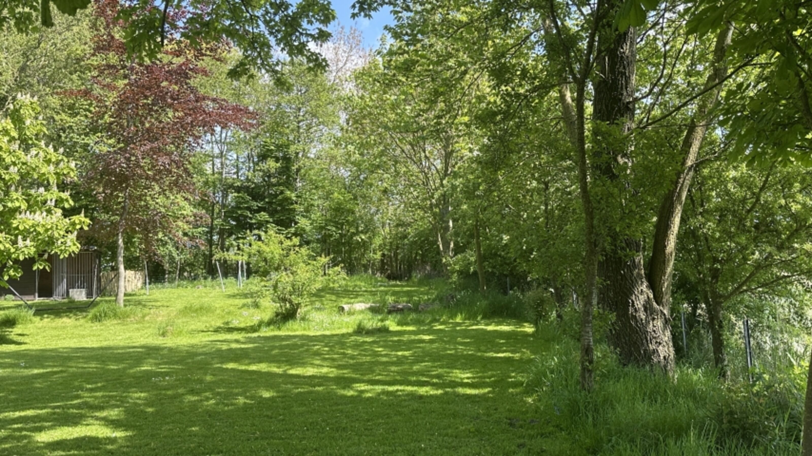 eigener umzäunter Garten