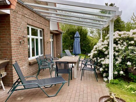 Überdachte Süd-Terrasse 