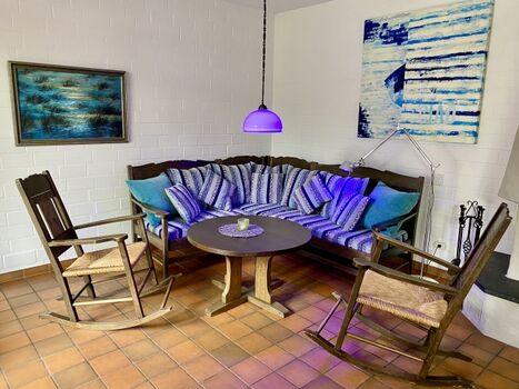 Sofaecke mit Schaukelstühlen