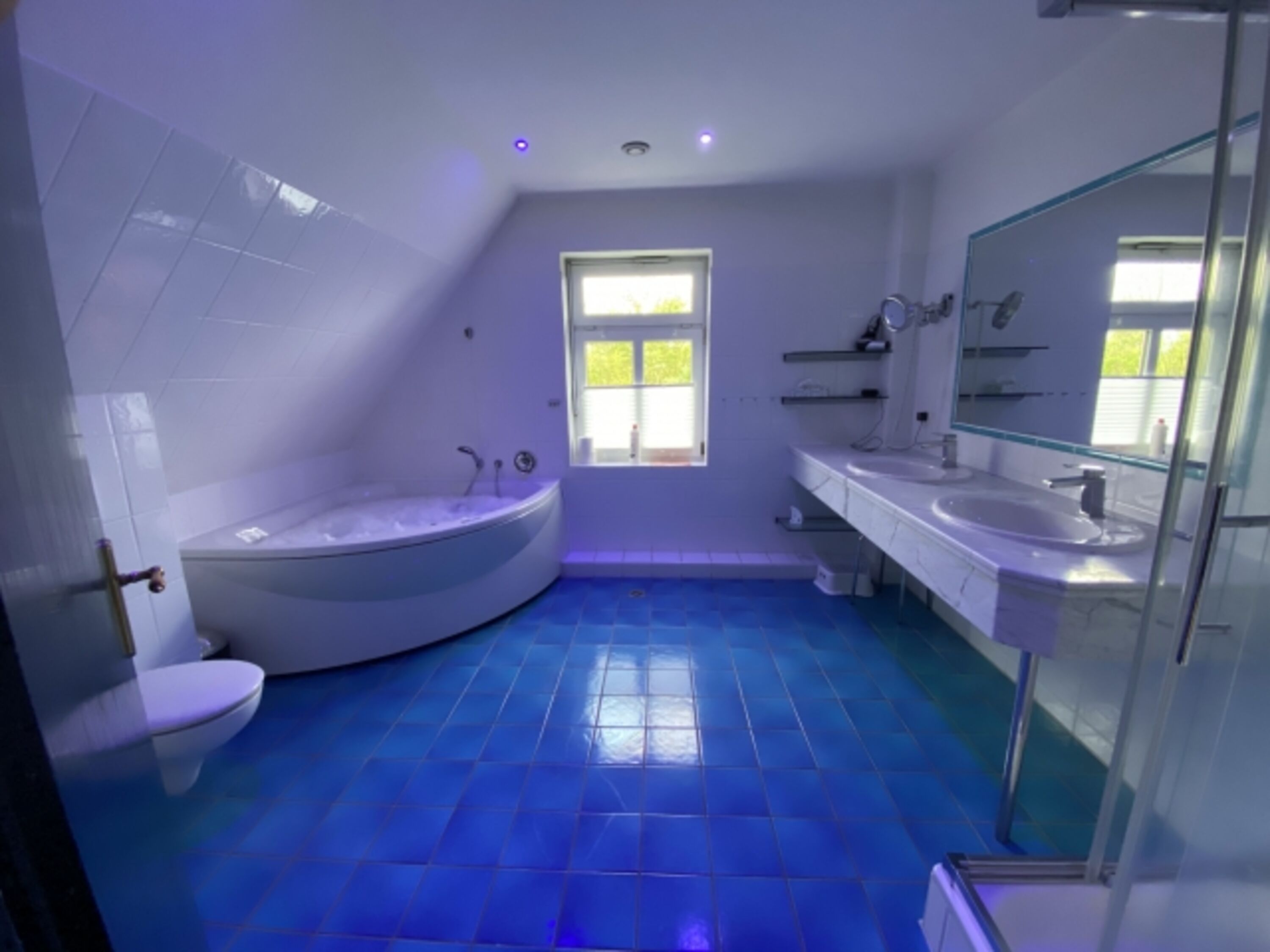 Bad mit Whirlpool und Dusche im DG 