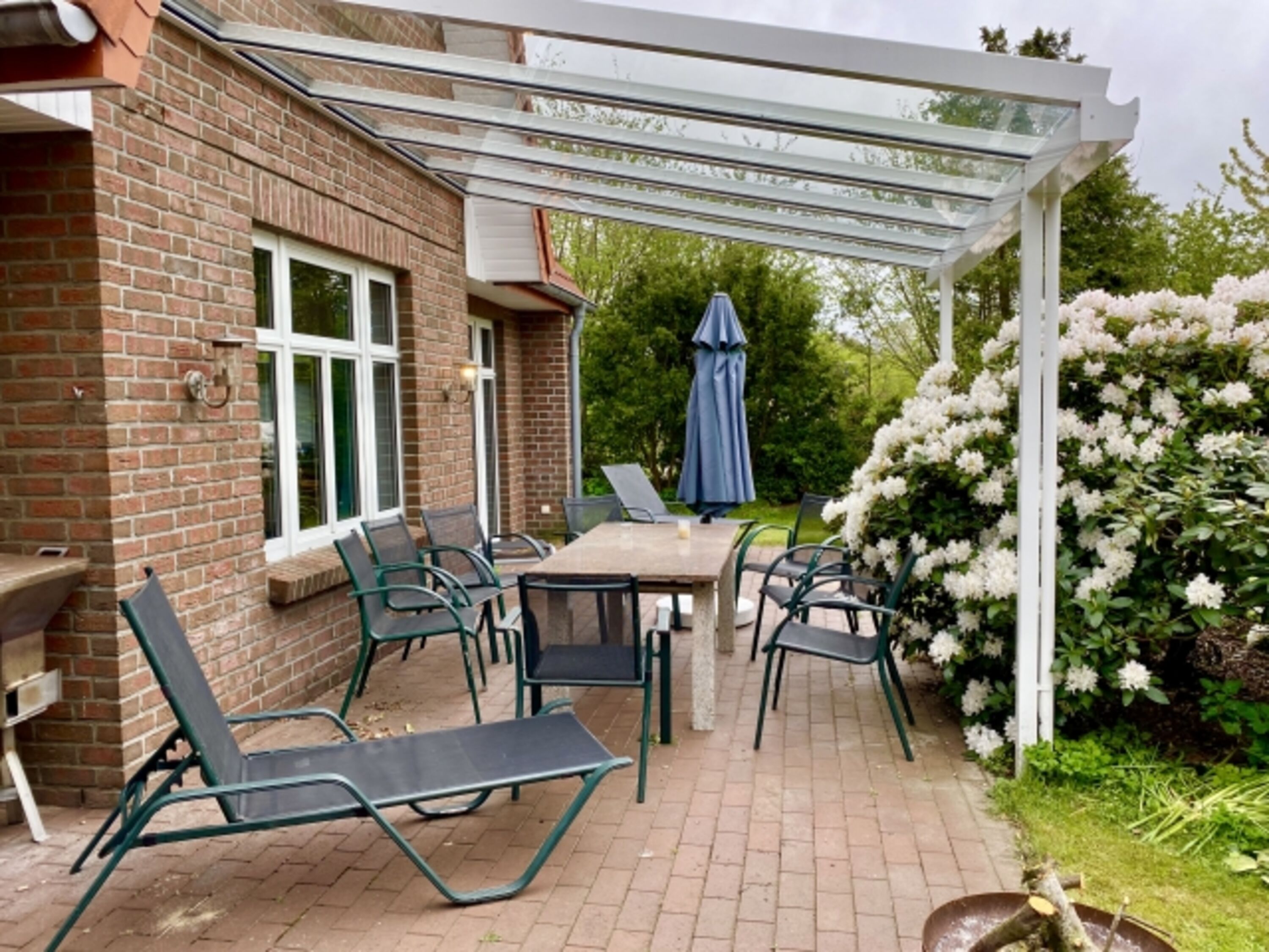Überdachte Süd-Terrasse 