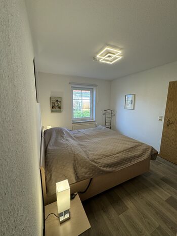 Schlafzimmer im Erdgeschoss: 1 Lattenrost elektrisch verstellbar