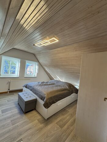 Schlafzimmer rechts im Obergeschoss mit 1 Kinderbett und 1 Babyreisebett