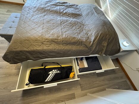 Schlafzimmer rechts im Obergeschoss mit 1 Kinderbett und 1 Babyreisebett