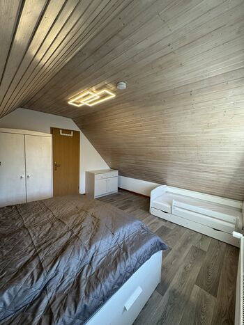 Schlafzimmer rechts im Obergeschoss mit 1 Kinderbett und 1 Babyreisebett
