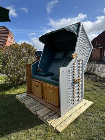 Terrasse Südseite mit Gartenmöbeln, Sonnenschirm und eigenem Strandkorb