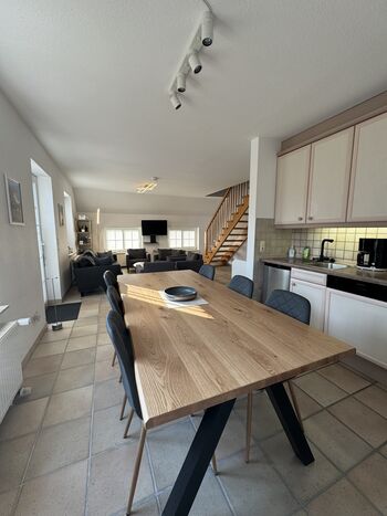 Einbauküche mit großem Essbereich