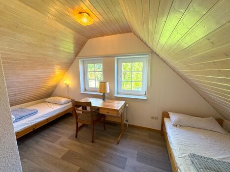 OG Schlafzimmer links