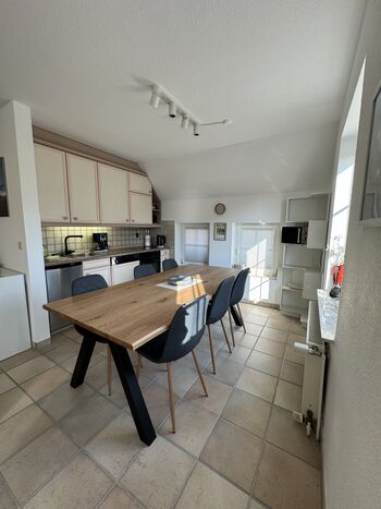 Einbauküche mit großem Essbereich