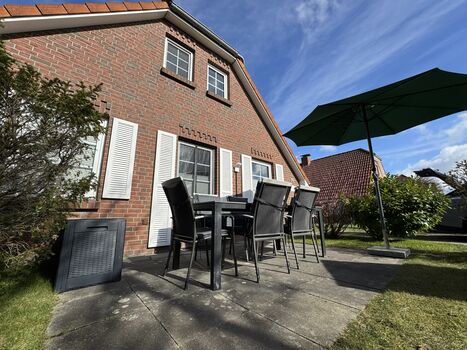 Terrasse Südseite mit Gartenmöbeln, Sonnenschirm und eigenem Strandkorb