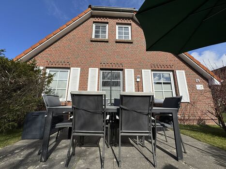 Terrasse Südseite mit Gartenmöbeln, Sonnenschirm und eigenem Strandkorb