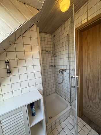 Bad im Obergeschoss mit Dusche