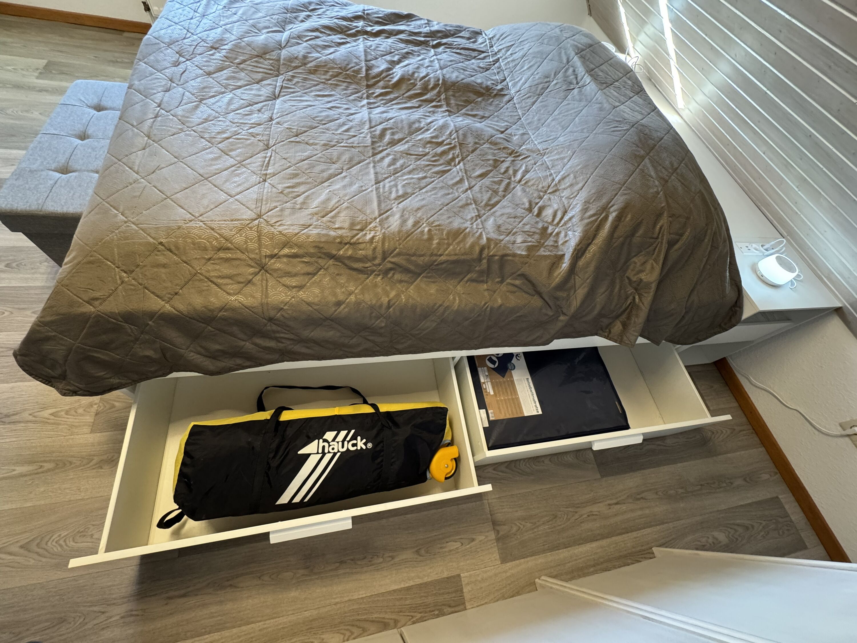 Schlafzimmer rechts im Obergeschoss mit 1 Kinderbett und 1 Babyreisebett