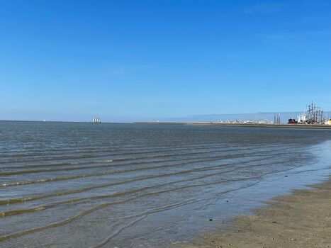 Strand Harlingen mit Blick Richtung Hafen