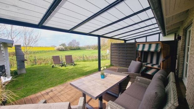 mit elektrisch ausfahrbarem Sonnenschutz