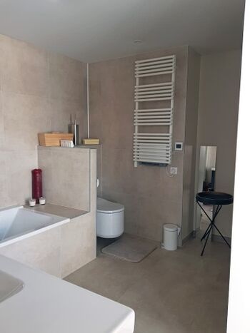  mit großer  Dusch-Wanne und Luxus Dusch-Toilette