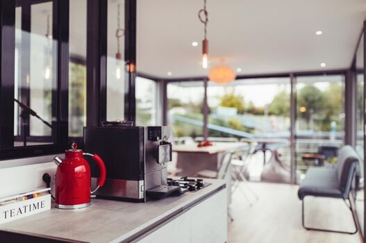 Die Kombüsen-Küche  im offenen Wohnbereich