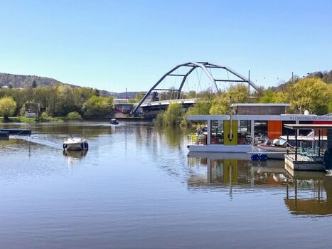 mit dem Motorboot. Führerscheinfrei zu mieten.