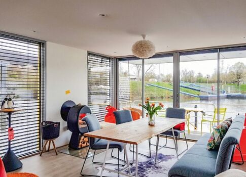 Mit gemütlichem Wohnbereich mit flexiblen Möbeln