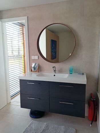 und großem Waschbecken.