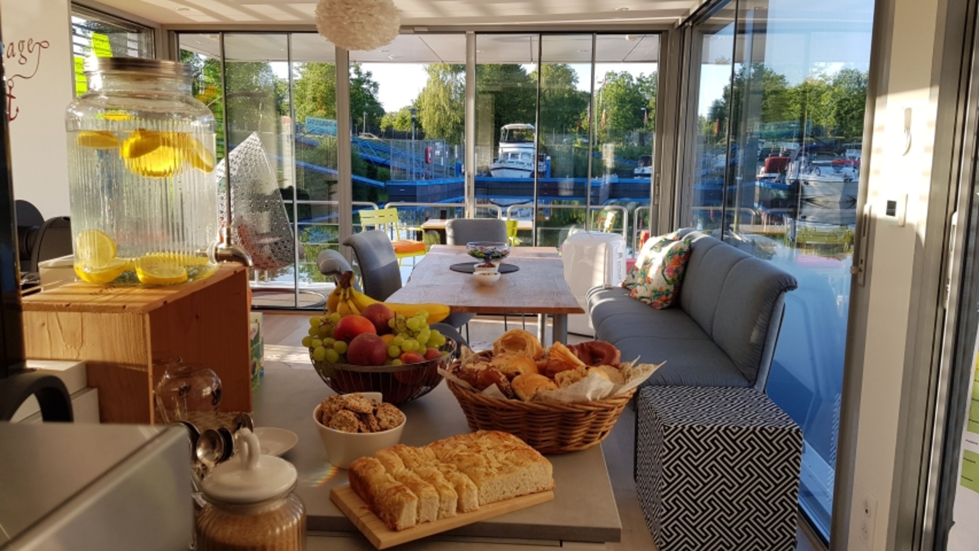 Frühstücksbuffet drinnen oder 