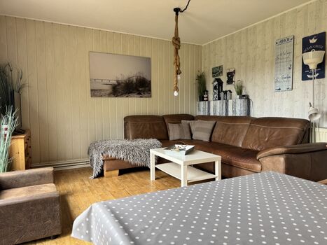 Wohnzimmer mit großer, gemütlicher Ledercouch