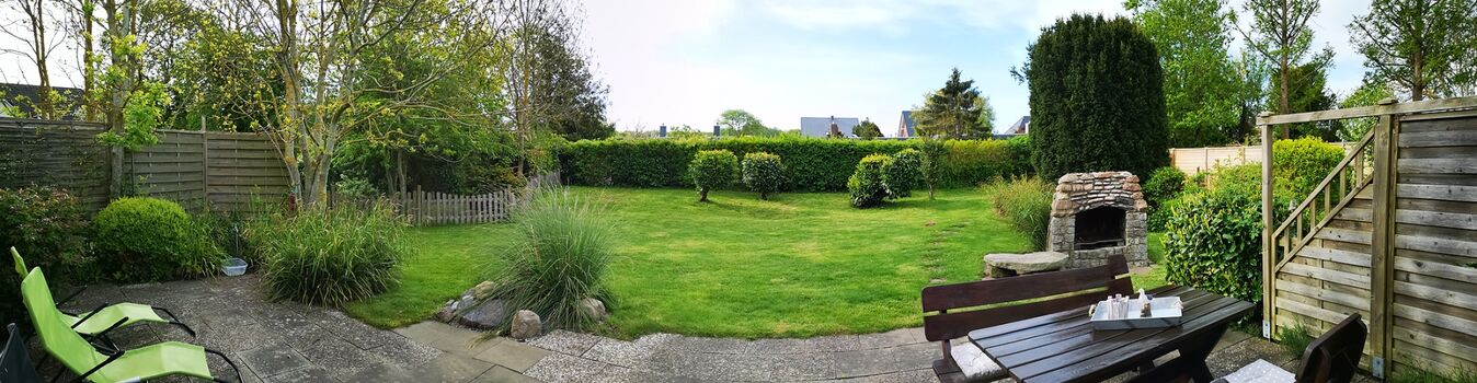 Großer komplett eingezäunter Garten