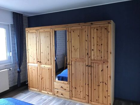 Geräumiger Kleiderschrank