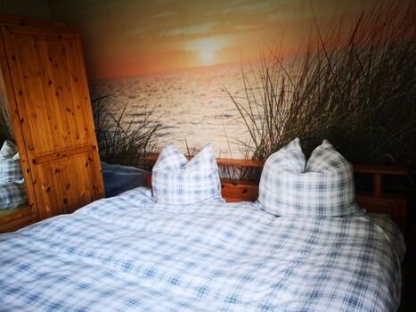 Kleines Schlafzimmer mit Doppelbett