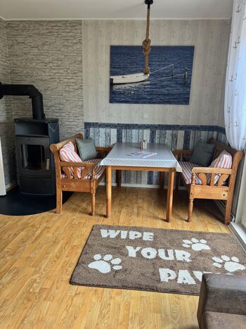 Wohnzimmer Essecke mit Kaminofen