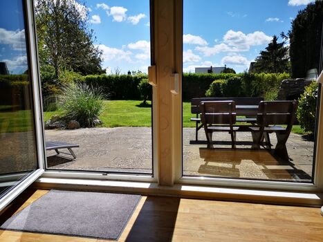 Blick vom Wohnzimmer auf Terrasse