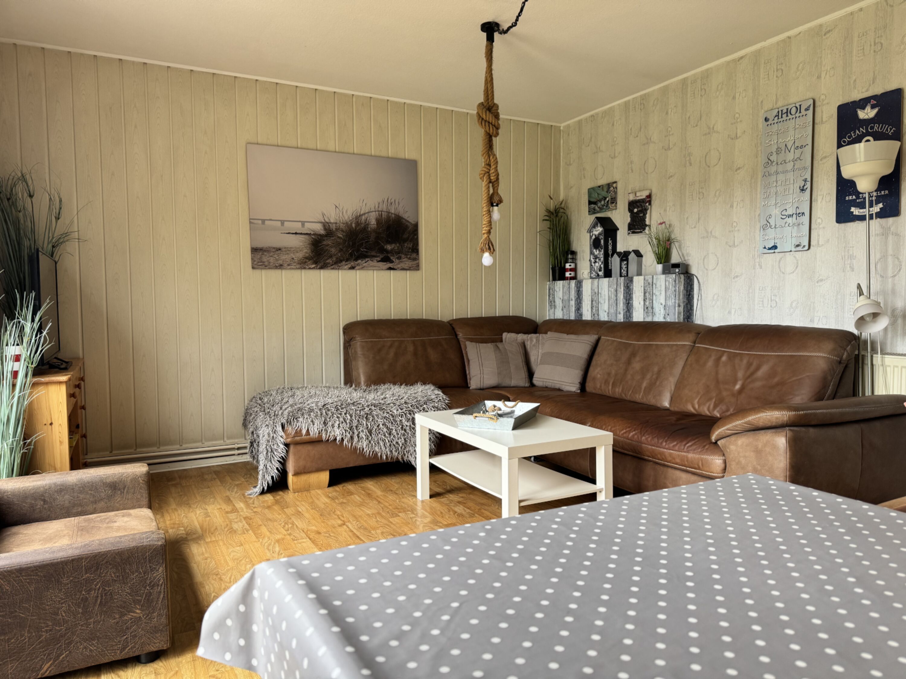 Wohnzimmer mit großer, gemütlicher Ledercouch
