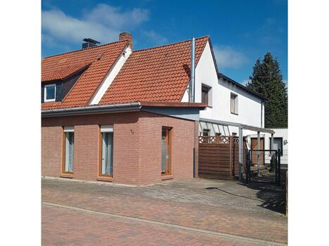 Ansicht aussen mit eingezäuntem, privaten Innenhof und überdachter Terrasse