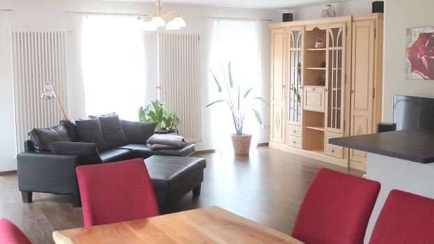 Blick vom Essbereich in die offene Wohnstube