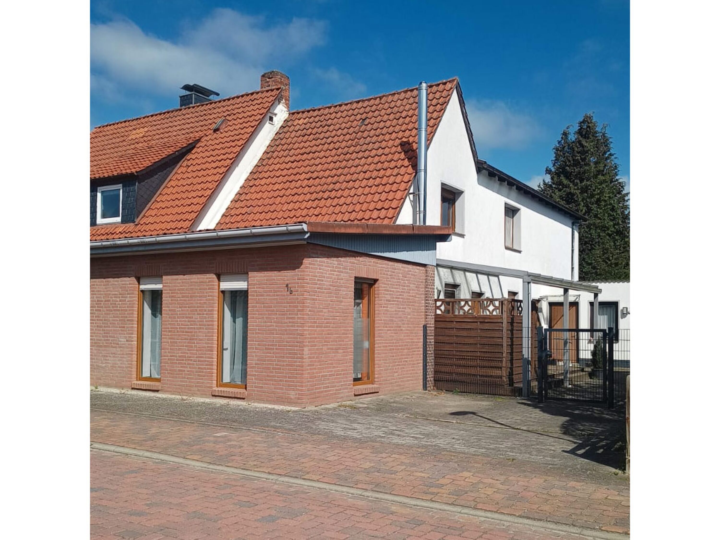 Ansicht aussen mit eingezäuntem, privaten Innenhof und überdachter Terrasse