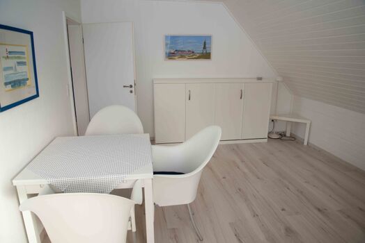 Wohnzimmer mit Schrankbett