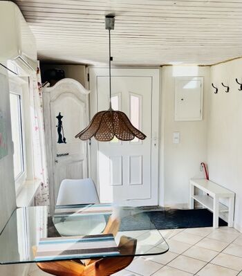 Sobald Sie die Haustür öffnen, stehen Sie in Ihrer gemütlichen Wohnküche