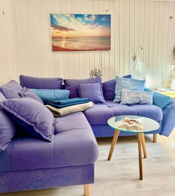 Kuschliges Ecksofa mit Leselampen und einer Infrarot Heizung im Boot versteckt