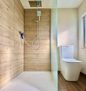 Das Bad ist im Frühjahr 2025 frisch renoviert und modern eingerichtet