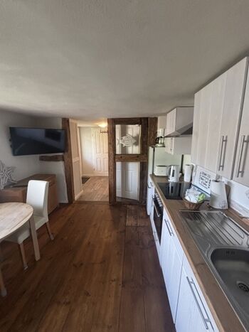 Moderne Küchenzeile im offenen Bereich