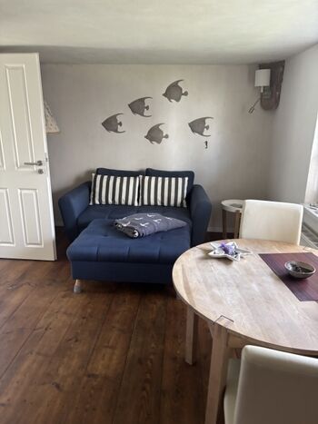 Dieses kleine Sofa ist perfekt, um nach einem Tag in der Sonne die Beine hochzulegen.