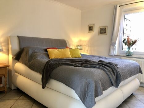 Gemütliches Doppel-Box-Springbett neben dem Wohnbereich, Blick in den Garten