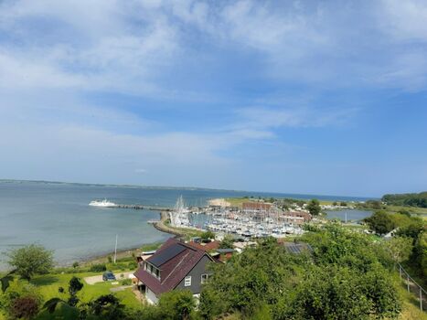 Langballigau: Der Hafen mit Restaurants und einen breiten Strand